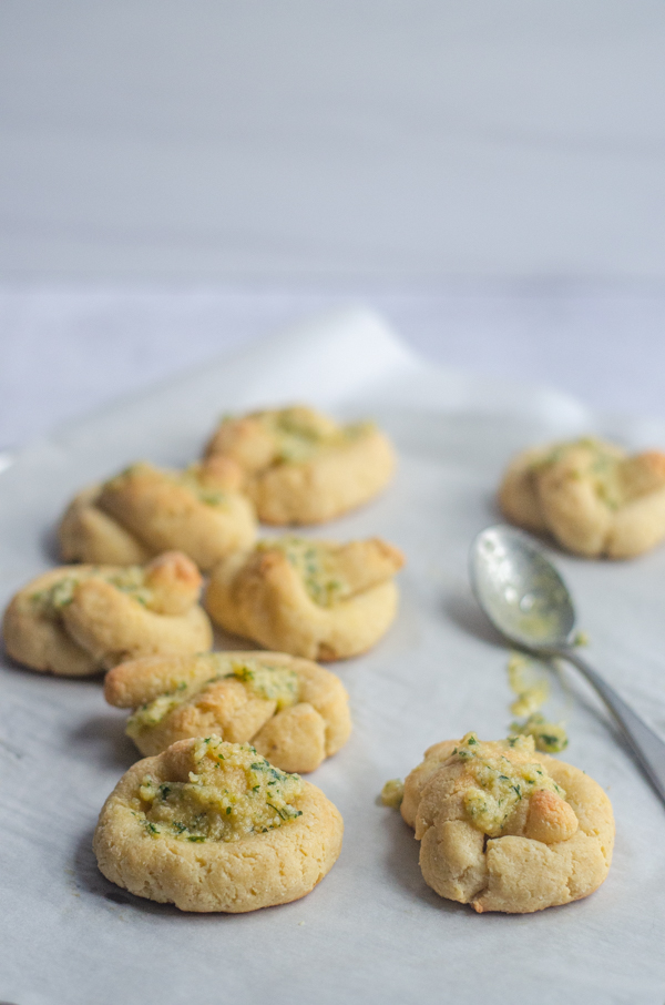 In love with Italian food while eating keto? These low-carb garlic knots will satisfy your cravings! Gluten-free, grain-free, dairy-free.